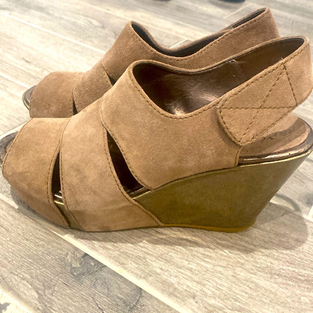 Kenneth Cole REACTION suede wedge Peep like new size 9